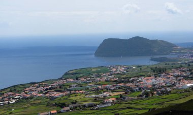 Serra da Ribeirinha 'nın Mirador' undan Angra do Heroismo, Terceira Adası, Azores - Portekiz