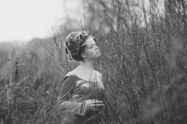 inci ile güzel kızıl saçlı kız