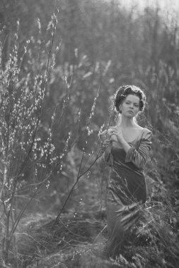 inci ile güzel kızıl saçlı kız