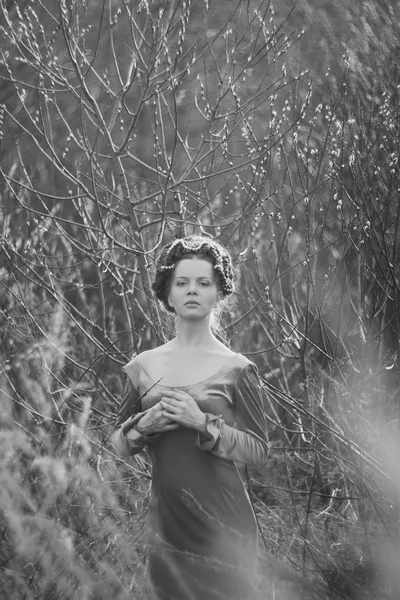 inci ile güzel kızıl saçlı kız