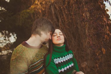 sonbahar ormanda yürüyüş aşık Çift