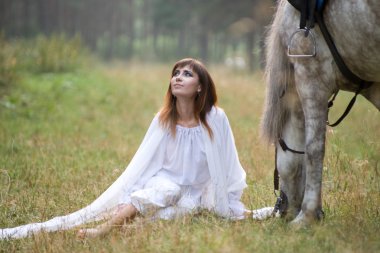 genç kız ve onun mare birlikte yürüme