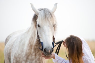 genç kız ve onun mare birlikte yürüme