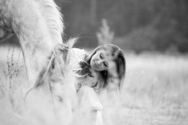 genç kız ve onun mare birlikte yürüme