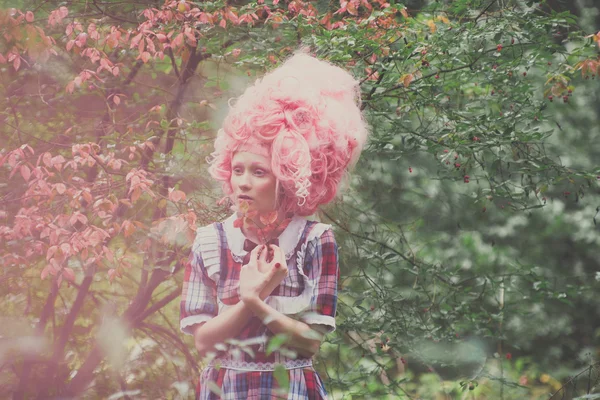 Różowowłosa dziewczyna spaceru lasu — Zdjęcie stockowe