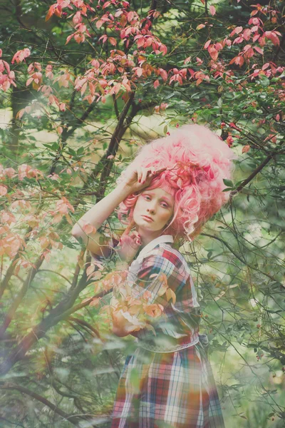 Rosa Haare Mädchen zu Fuß Wald — Stockfoto