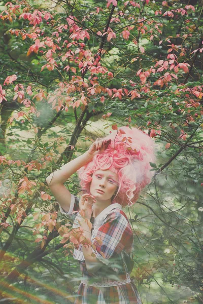 Rose fille cheveux marcher forêt — Photo