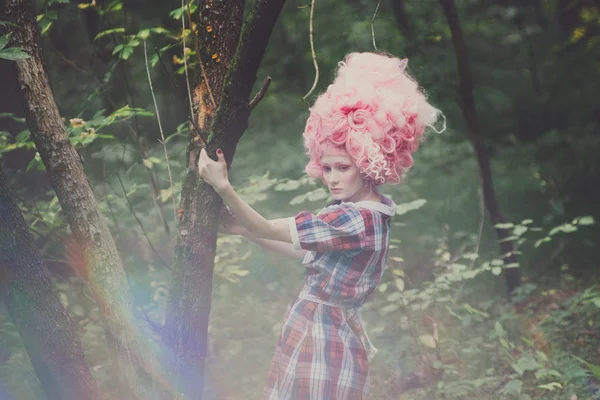 Rosa Haare Mädchen zu Fuß Wald — Stockfoto