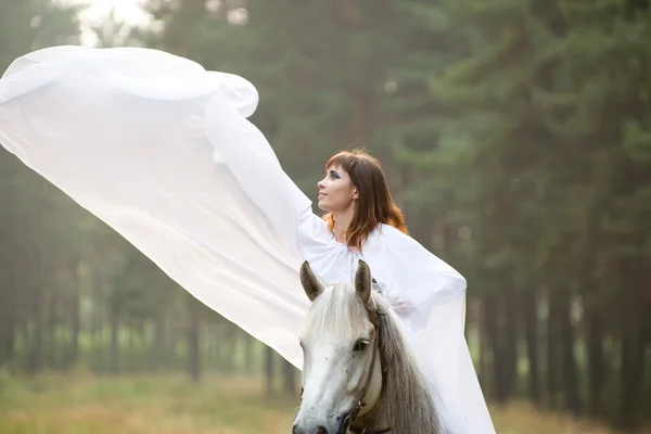 Junges Mädchen und ihre Stute gehen zusammen — Stockfoto