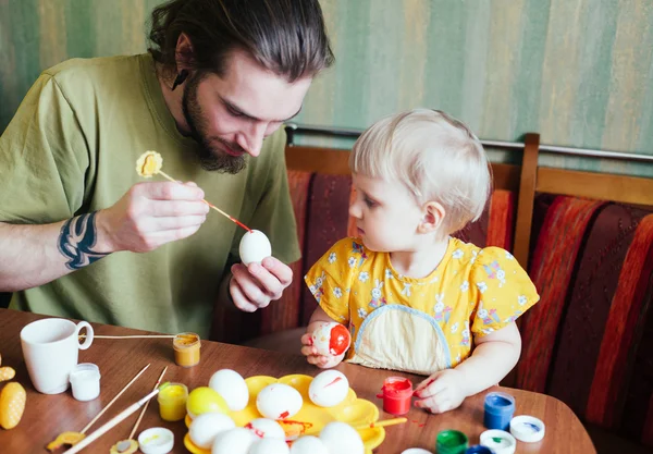 Батько і його дочка малюють великодні яйця . Стокове Фото