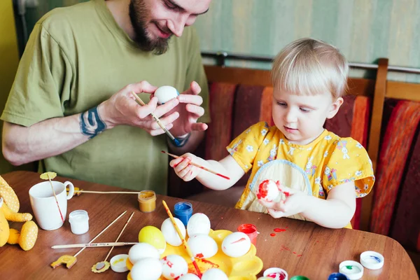 Батько і його дочка малюють великодні яйця . Ліцензійні Стокові Фото