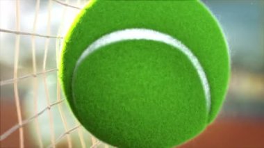 Tenis raketi tenis topunu yavaş çekimde vuruyor. Güneşli bir günde, tenis kortunda.