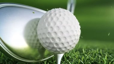 Golf sopası, golf topu, süper yavaş çekim, yakın çekim, aşırı gerçekçi detay.