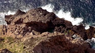 Derin mavi su ile Mallorca cliff satırının hava atış