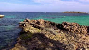 Turquois ile kayalık plaj mavi okyanus su