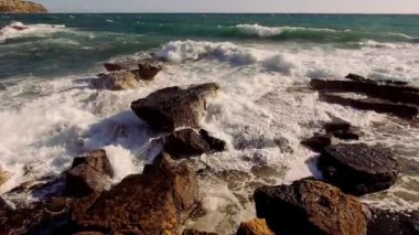 Okyanus dalgaları vahşi su rüzgarlı bir günde kırma büyük atış