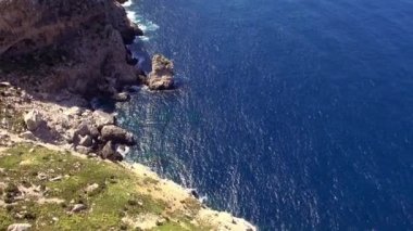Derin mavi su ile Mallorca cliff satırının hava atış