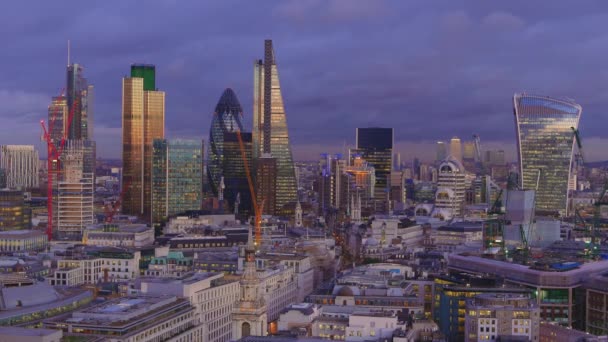 Londons Skyline nach Sonnenuntergang - atemberaubender Blick über Bürogebäude — Stockvideo