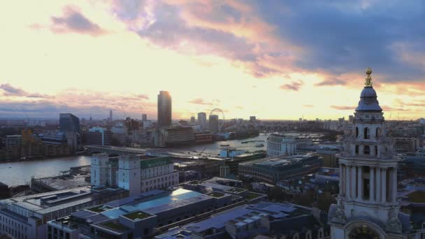 Öğleden sonra Londra üzerinde şaşırtıcı gökyüzü — Stok video
