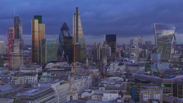 Londen wolkenkrabbers in de avond - luchtfoto — Stockvideo