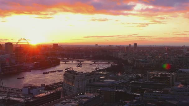 Vacker solnedgång över Londons silhuett — Stockvideo
