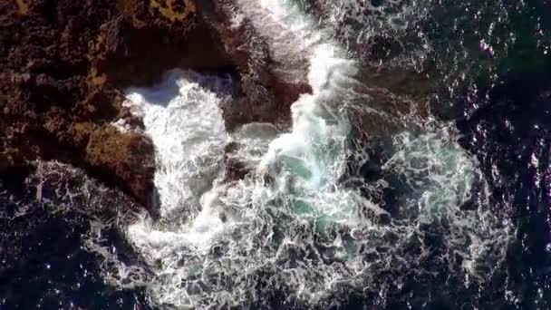 Divoké vody silné vlny na útesy — Stock video