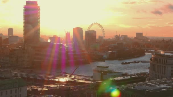 El horizonte de Londres en la luz de fondo — Vídeo de stock