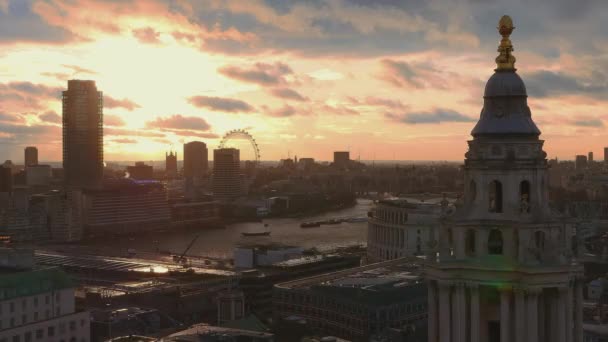 Sobre los tejados de Londres - al atardecer — Vídeo de stock