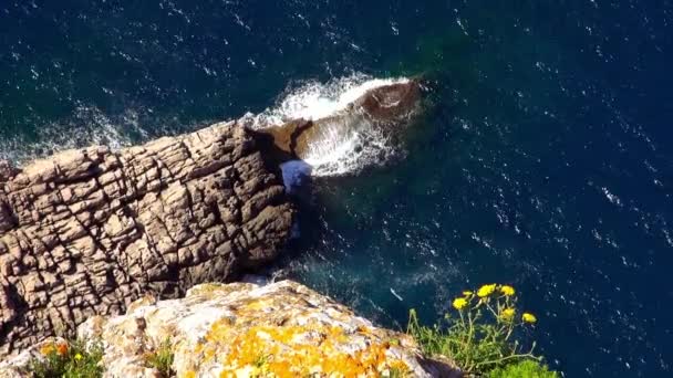 Färgglada klippa fodra av Mallorca bryta havets vågor — Stockvideo