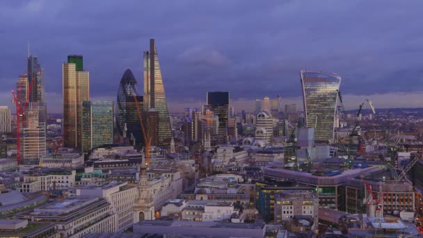 Beroemde gebouwen van Londen - luchtfoto 's avonds — Stockvideo