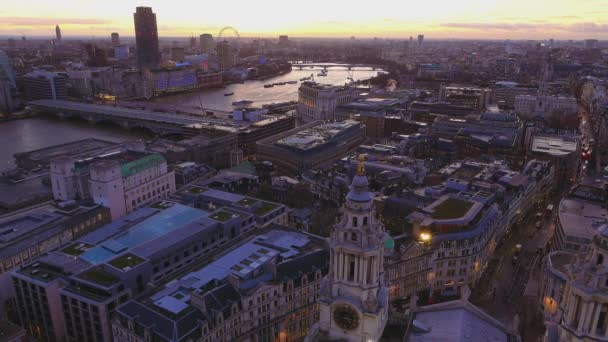 Londen vanaf boven in de avond — Stockvideo