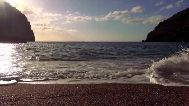 Bahía mediterránea solitaria al atardecer — Vídeos de Stock