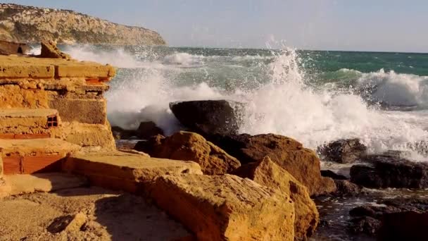 Gran tiro de romper las olas del océano agua salvaje — Vídeo de stock