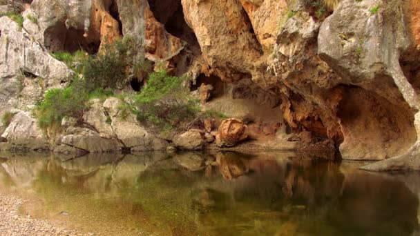 Piccolo bellissimo lago di montagna grande natura selvaggia — Video Stock