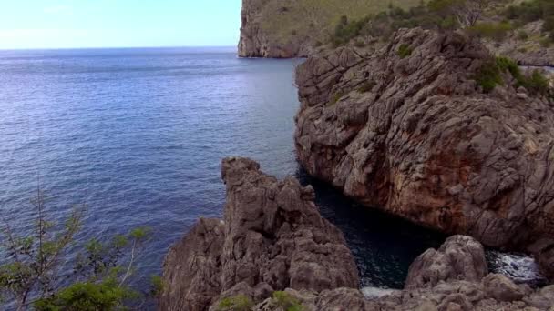 Bela costa rochosa no Mediterrâneo — Vídeo de Stock