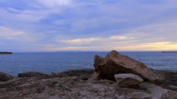 Praia rochosa no mar Mediterrâneo à noite — Vídeo de Stock