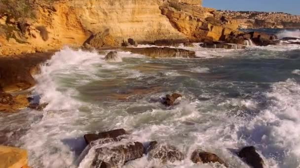 Große Aufnahme von brechenden Ozeanwellen wildes Wasser — Stockvideo