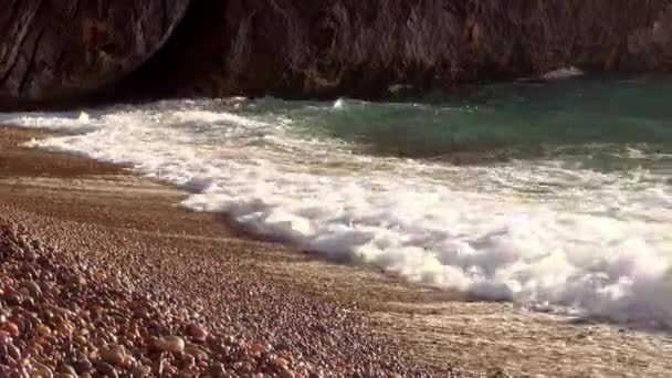 Grandi onde oceaniche su una spiaggia di ciottoli — Video Stock