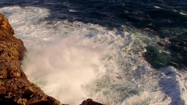 Vagues très fortes frappant contre les rochers eau sauvage grand coup 