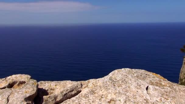 Голубой океан и скала — стоковое видео