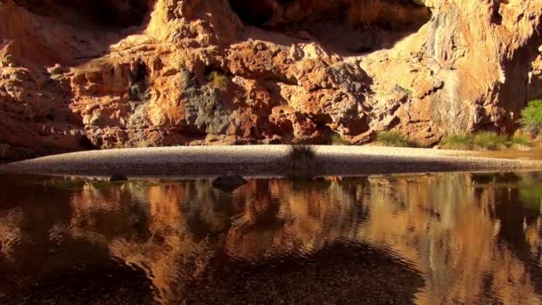 Szép lövés egy kis romantikus hegyi tó nagy színek — Stock videók