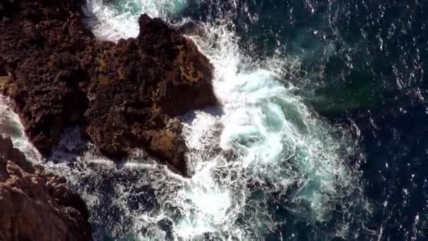 Vista aérea de la línea del acantilado de Mallorca con aguas azules profundas — Vídeos de Stock