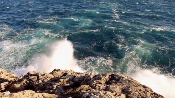 強い波が岩に当たって — ストック動画