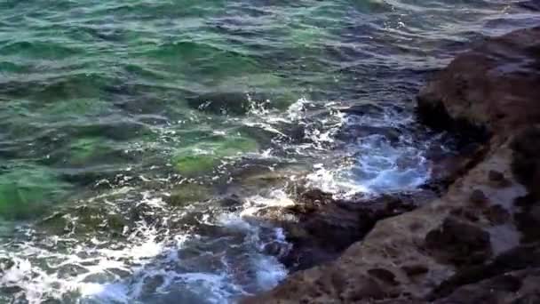 Playa rocosa con agua azul turquesa del océano — Vídeo de stock