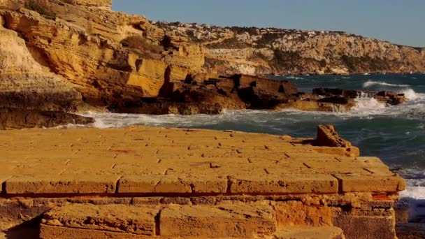 Plaża skalista z burzliwe wody i szumie fal oceanu — Wideo stockowe