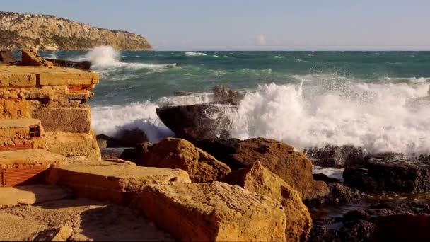 La línea de costa cálida y colorida de Mallorca con agua azul turquesa — Vídeo de stock