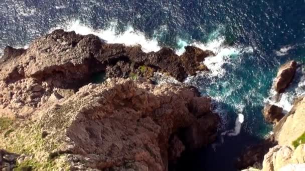 在悬崖空中拍摄海洋浪花 — 图库视频影像