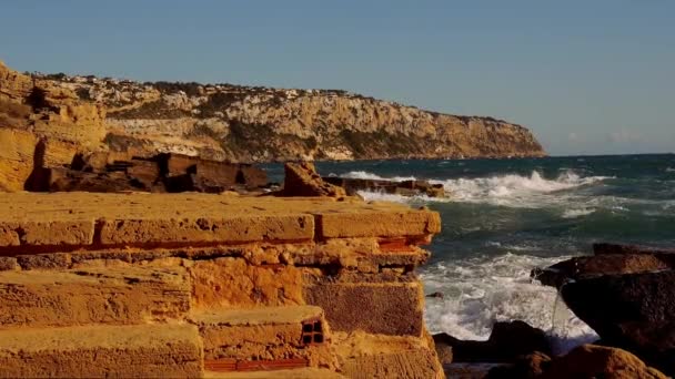Скалистый пляж с бурной водой и разбивающимися океанскими волнами — стоковое видео