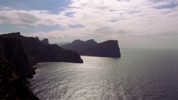 De lijn van de klif van Mallorca op een stoffige middag — Stockvideo