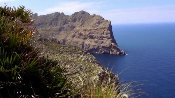 La ligne de falaise de Majorque avec des eaux bleu profond de la mer Méditerranée — Video